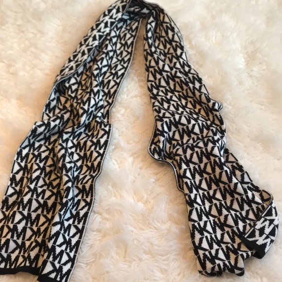 Michael Kors Scarf ⛄️ - Picture 3 of 5